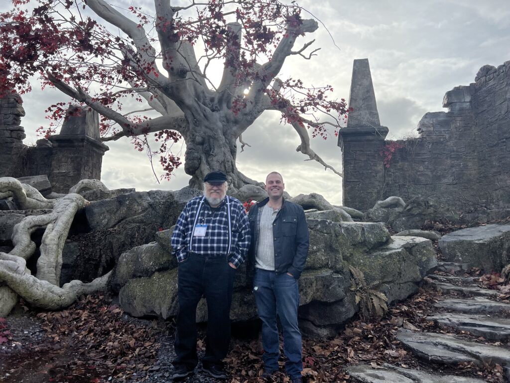 George R.R. Martin en compagnie de Ryan Condal, sur les plateaux de tournage de House of the Dragon