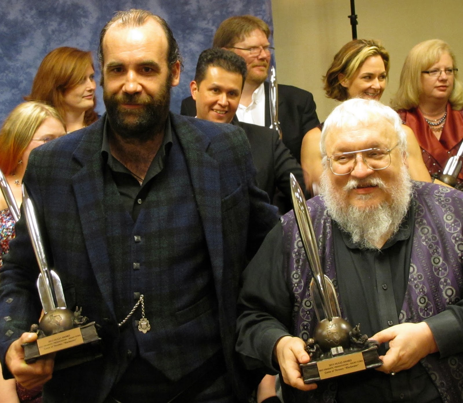 литературная премия хьюго. лауреаты премии хьюго. премия хьюго. литературная премия хьюго статуэтка. хьюго премия фантастика.